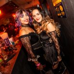 Voyager Stand & Lounge