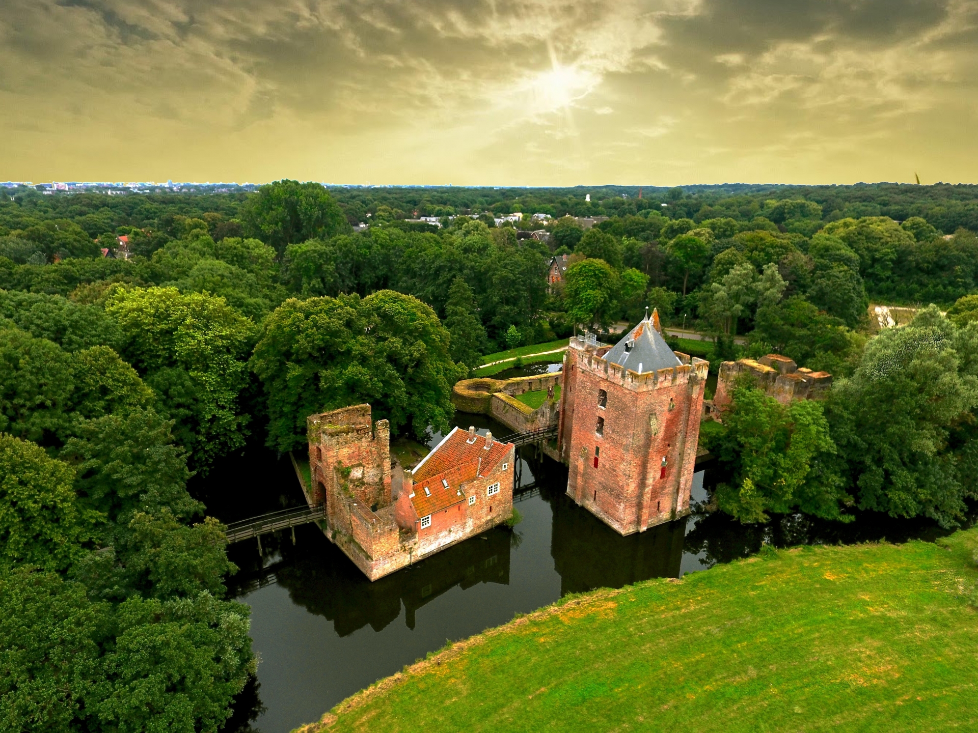 brederode-castle-reformatt-your-1-travel-nightlife-guides
